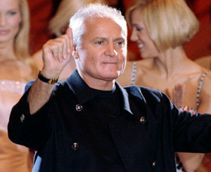 119637-italian-designer-gianni-versace-greets-the-audience-as-the-models-appl1
