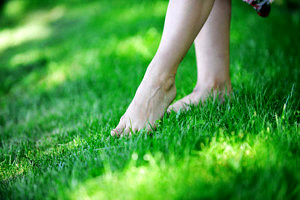 healthy-feet-grass-opt